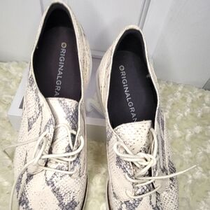 OriginalGrand Women's Snakeskin Lace-Up Shoes - Cream and Gray